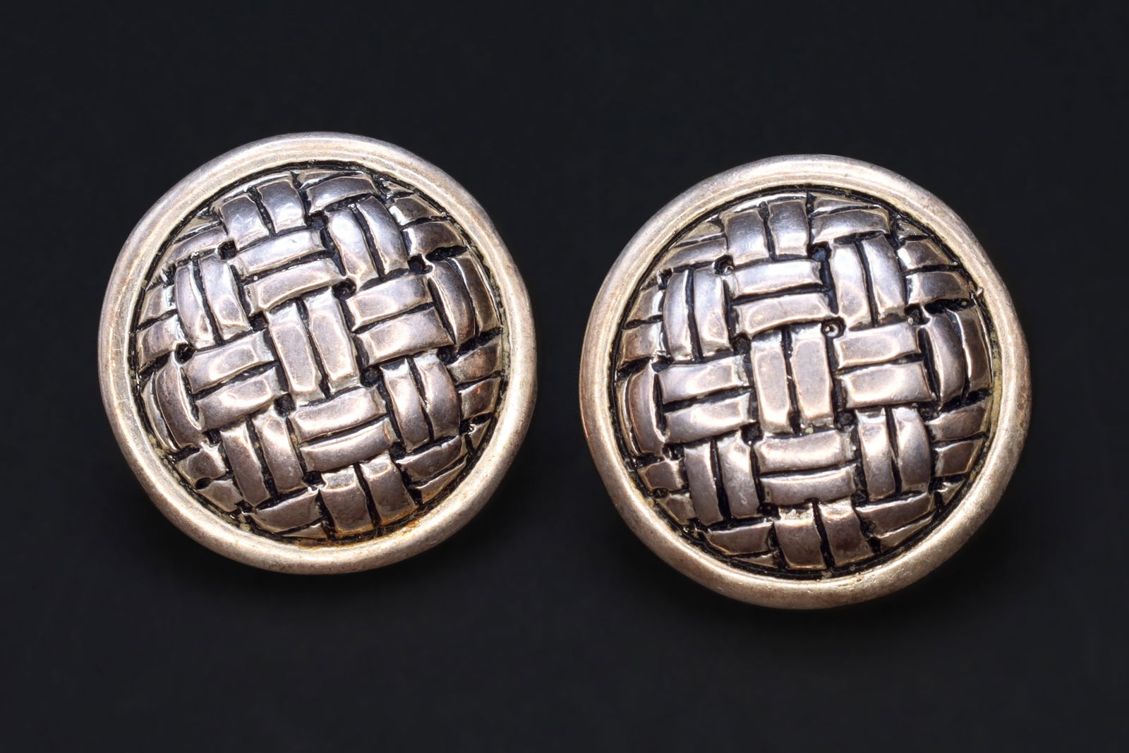 Large Round Studs, Woven Basket Earrings, 925 Sterling Silver With Hallmark, Ribbon Knot Wavy Design: Dimensions Diameter 23 mm. All measurements are approximate. Patina, Surface Wear And Age. Sold Exactly As Pictured. Large Round Studs, Woven Basket Earrings With Spiral Makers Hallmark, 925 Sterling