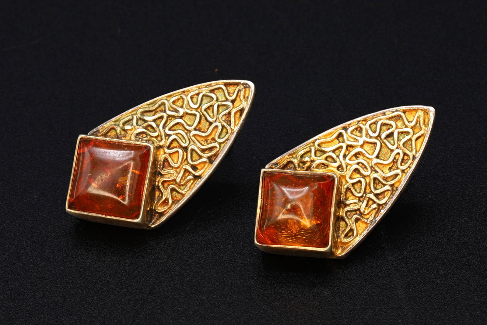 Large Stud Earrings, Gilt 925 Sterling Silver And Amber Resin Cabochon, Brutalist Design Jewelry Art: Dimensions 30 x 15 mm. All measurements are approximate. Surface Wear And Age, Patina, Sold Exactly As Pictured. Large Stud Earrings, Gilt 925 Sterling Silver And Amber Resin Cabochon, Brutalist Desig