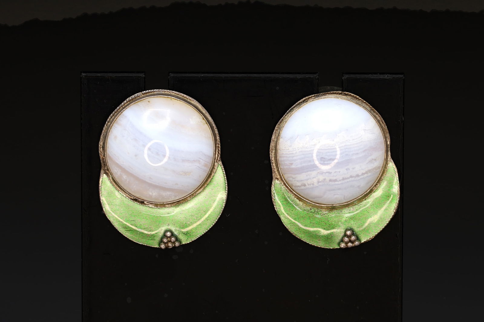 Large Stud Earrings, Green Enamel And Blue Banded Agate, Gold Gilt Wash Vermeil, Modernist Design: Dimensions Length 21 x 18 mm. All measurements are approximate. Vintage 1970s Large Stud Earrings, Spring Green Enamel And Banded Pale Purple Violet Agate Stone, Gold Gilt Vermeil On 925 Sterling Silv