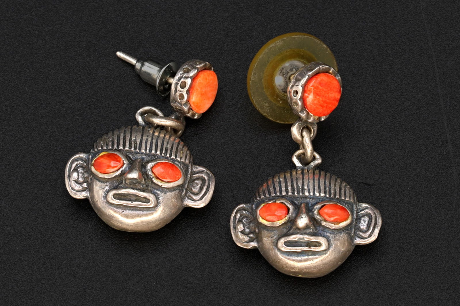 RARE, Olmec Head Sculptures, Dangle Drop Earrings For Pierced Ears, Sterling Silver And Spiny Oyster: Dimensions, Length 30mm. All measurements are approximate. Sold as pictured. RARE, Olmec Head Sculptures, Dangle Drop Earrings For Pierced Ears, 925 Sterling Silver And Red Orange Spiny Oyster Shell.