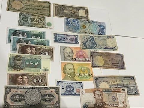 Selection of world banknotes in high grades (1 of 1)