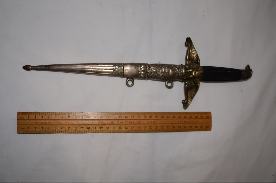 Hungarian officer's pattern 1932 dagger. (1 of 12)