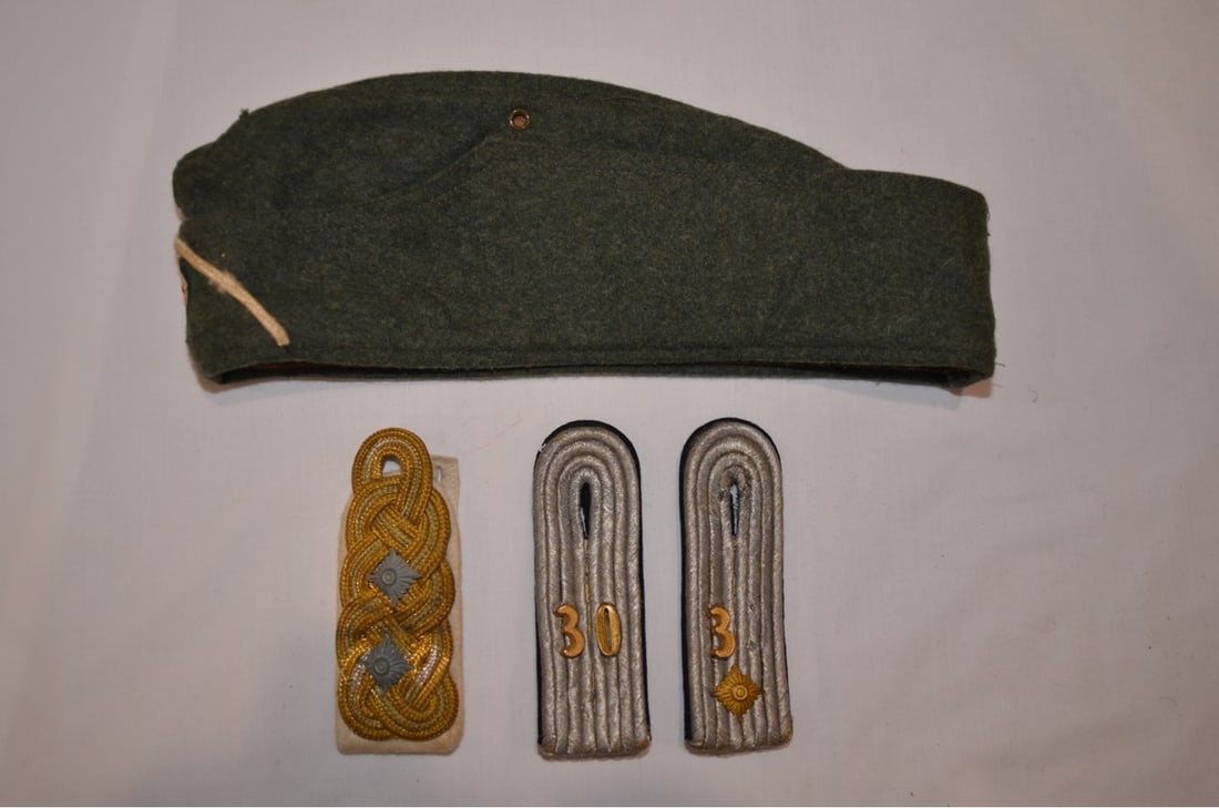 German WWII side cap and badges. (1 of 4)