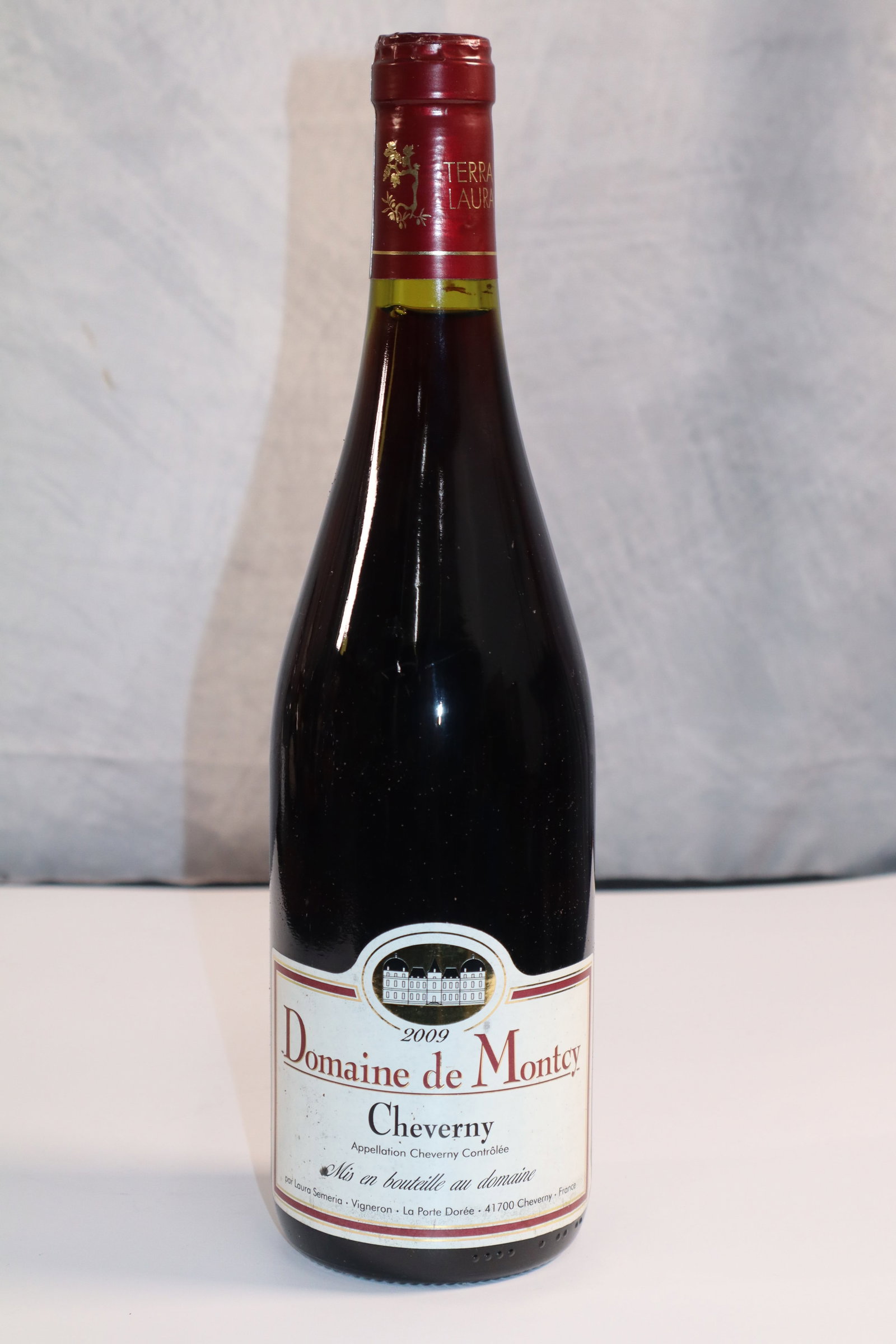 Domaine De Montey 2009 "Cheverny" 750ml: The Domaine De Montey 2009 "Cheverny" is a premium French red wine hailing from the Loire Valley's renowned Cheverny appellation. This vintage is a blend of Pinot Noir and Gamay, characteristic of the