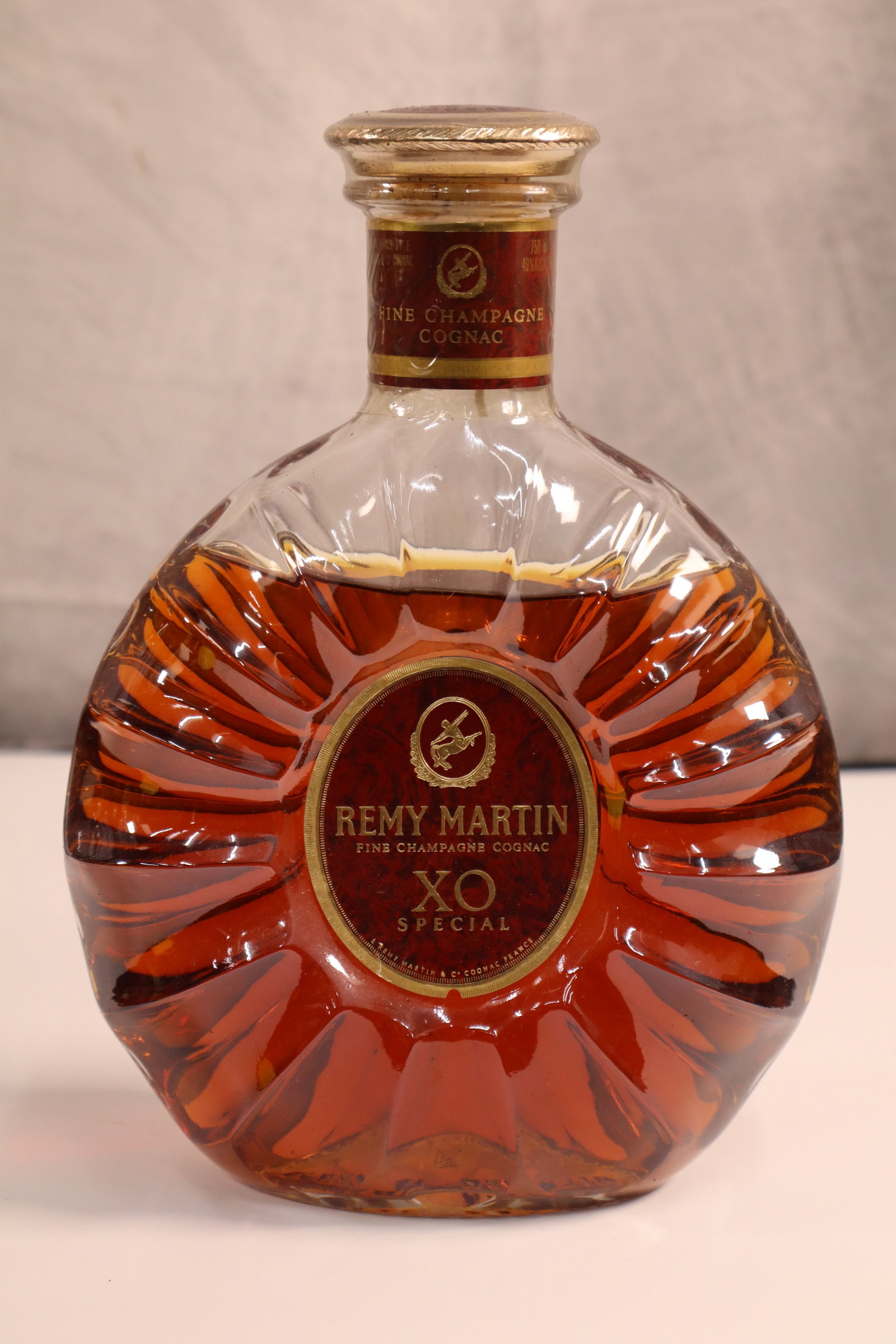Remy Martin XO Special 750 ml: The Rémy Martin XO is an exquisite Fine Champagne Cognac that represents the pinnacle of craftsmanship in French Cognac production. Made from eaux-de-vie sourced exclusively from the Grande Champagne
