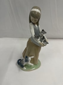 Lladro "Girl with Kittens" Porcelain Figurine – Handcrafted Spain