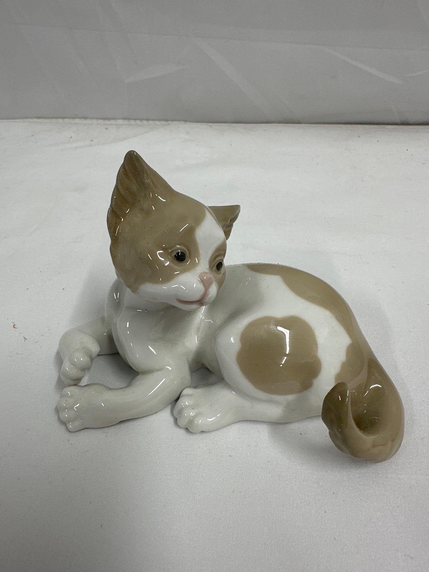 Lladro Porcelain Figurine – Model 5114 Surprised Cat (1 of 6)