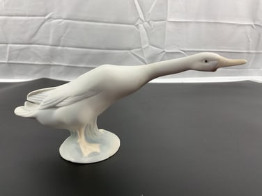 Lladro Porcelain Figurine – Goose in Motion