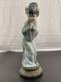 Lladro Porcelain Figurine – Bowing Geisha