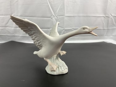 Lladro Porcelain Figurine – Flying Goose