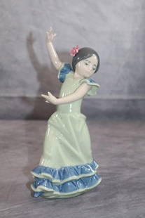 Lladro Lolita 01005192: Lladro porcelain Flamenco girl titled "Lolita" model number 01005192, produced in 1984 by artist Juan Huerta. Dimensions: H:8in L:4in W:3in
