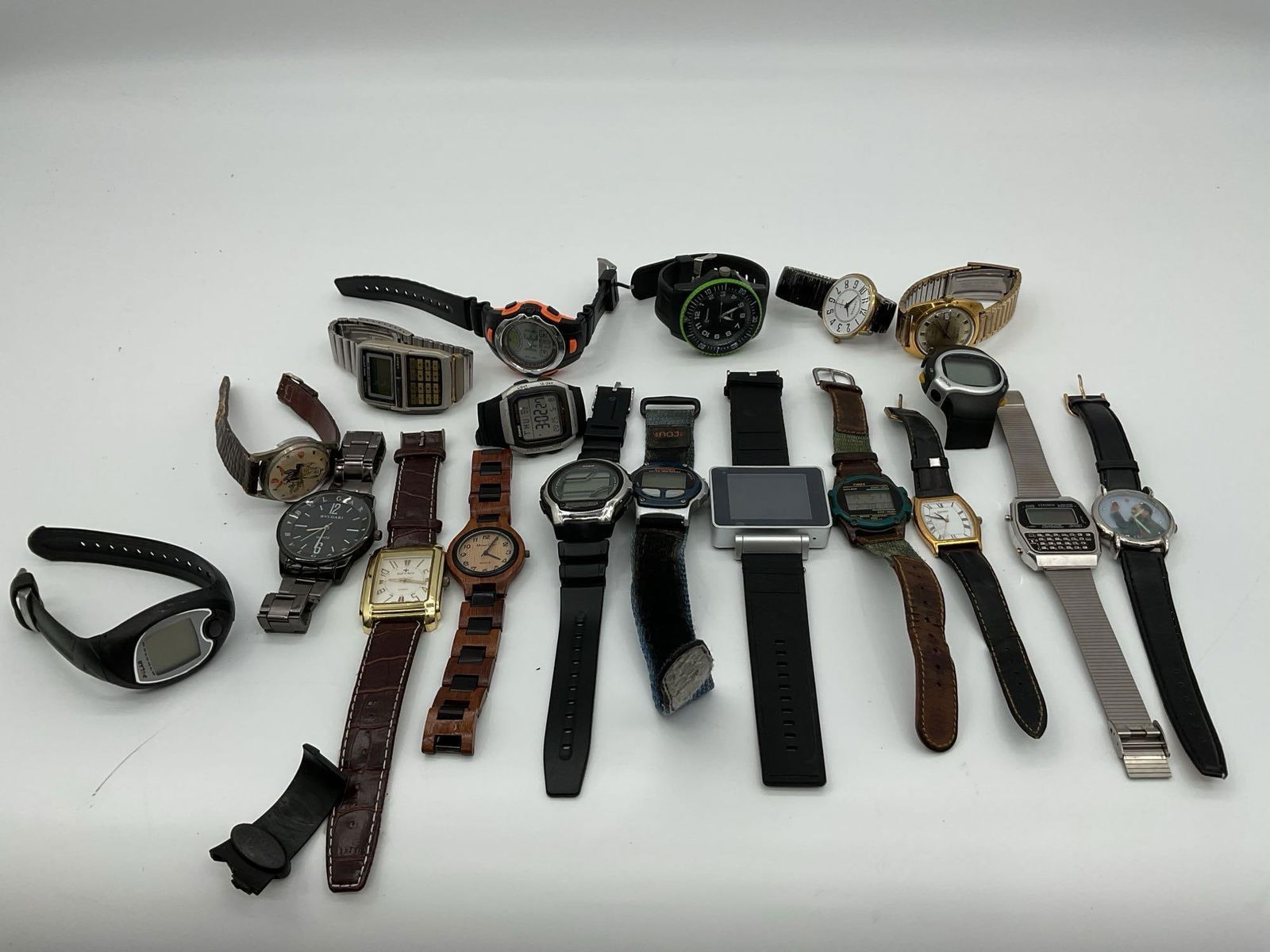 Mixed Lot of 19 Vintage and Modern Wristwatches (1 of 5)