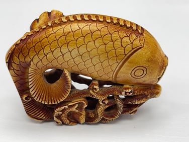 Carved Fish Motif Snuff Bottle