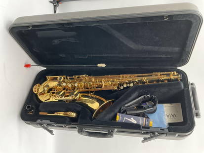 Yamaha YTS - 475 Tenor Saxophone with Case and Accessories: A Yamaha Tenor saxophone in a hard-shell Yamaha case, featuring a gold lacquer finish. Includes neck piece, mouthpiece, neck strap, cleaning brush, and Vandoren reed boxes. Dimensions: H9in L31in W12i