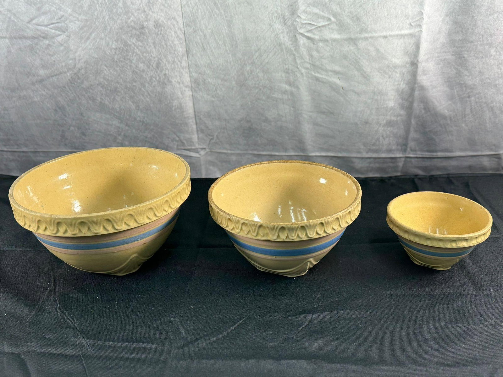 3 Yellow ware bowls: Set of 3 Yellow ware bowls, H6in Dia10in, H5in Dia9in, H3in Dia6in approx