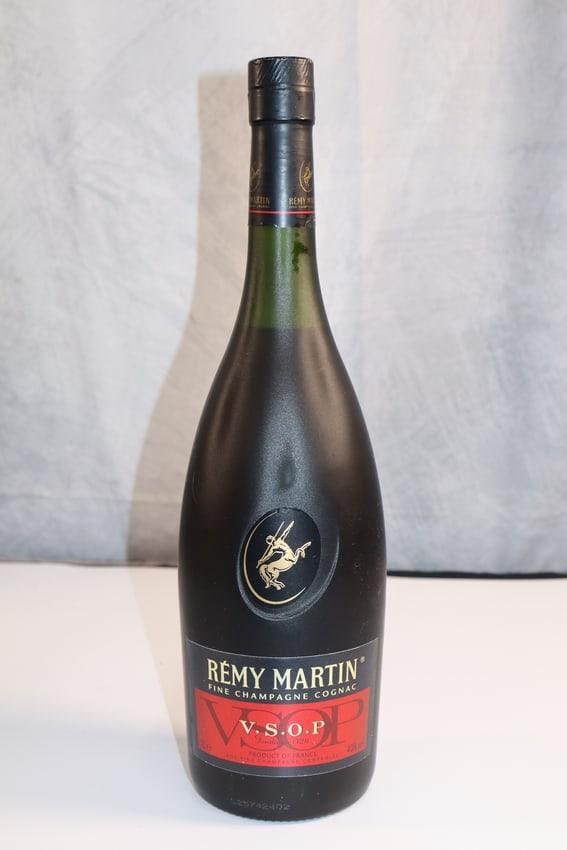 Remy Martin VSOP - 750 ml: Rémy Martin VSOP (Very Superior Old Pale) Fine Champagne Cognac is an iconic spirit renowned for its exceptional quality and smooth taste. Crafted from a blend of eaux-de-vie sourced exclusively from