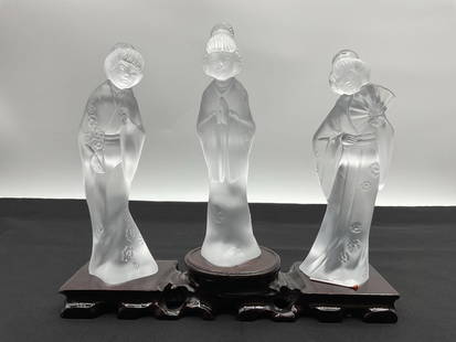 RARE Lladro Daiza G Frosted Crystal Geisha Figurine Trio with Silk Box: Description Elegant set of three frosted crystal geisha figurines by Lladro, from the Daiza G collection. Each figure is finely detailed with traditional kimono patterns and graceful poses. Mounted on