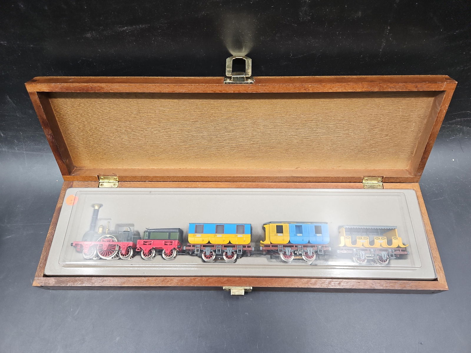 Early Steam Locomotive and Carriages Set (1 of 7)