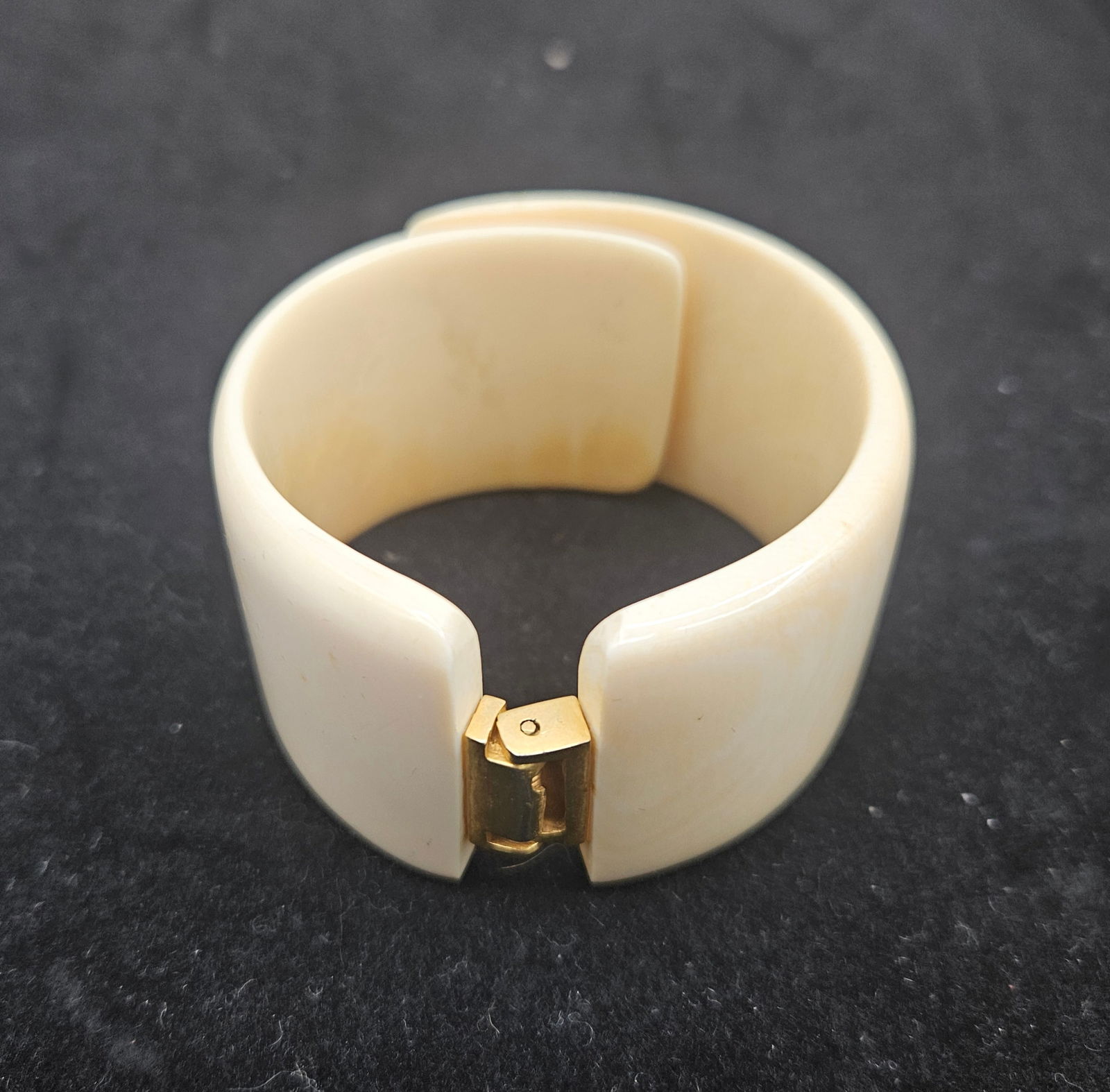 Vintage Cream-Colored Bangle Bracelet (1 of 4)