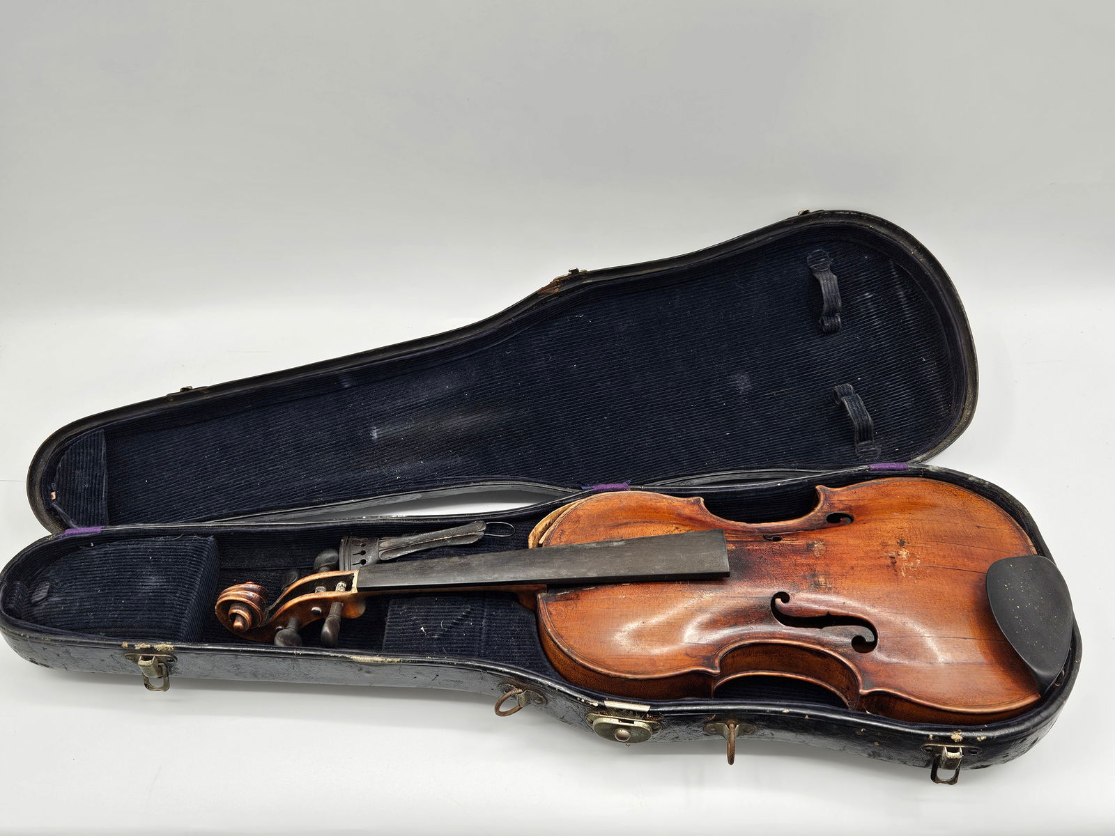 Antique Violin in Case (1 of 7)