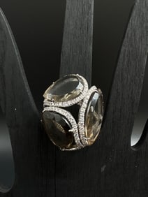 18kt Ring with Diamonds and Topaz