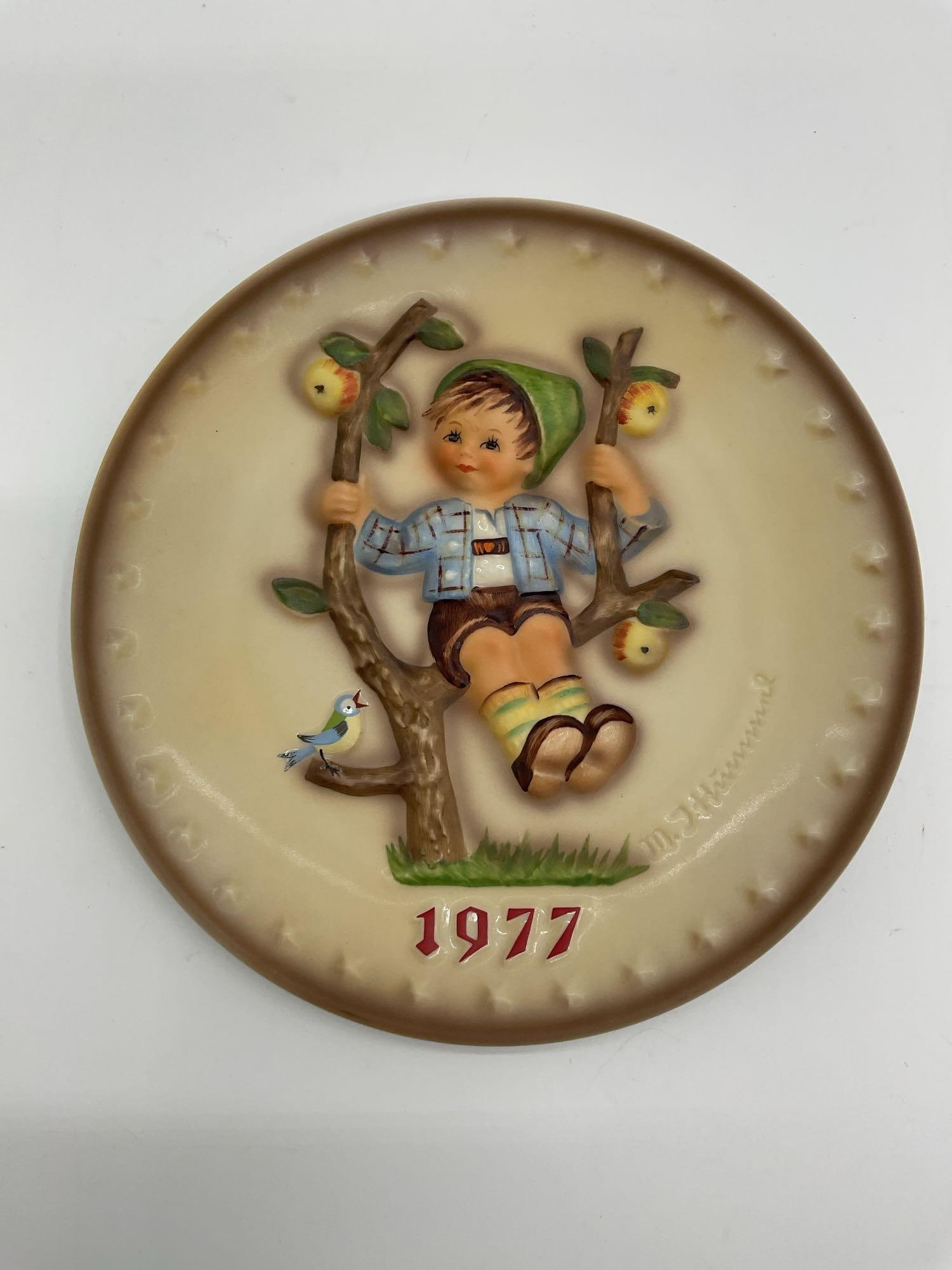 1977 M.I. Hummel Annual Plate by Goebel: Title: 7th Annual Plate – Apple Tree Boy Issued: 1977 Maker: W. Goebel Porzellanfabrik, West Germany Mark: HUM 270