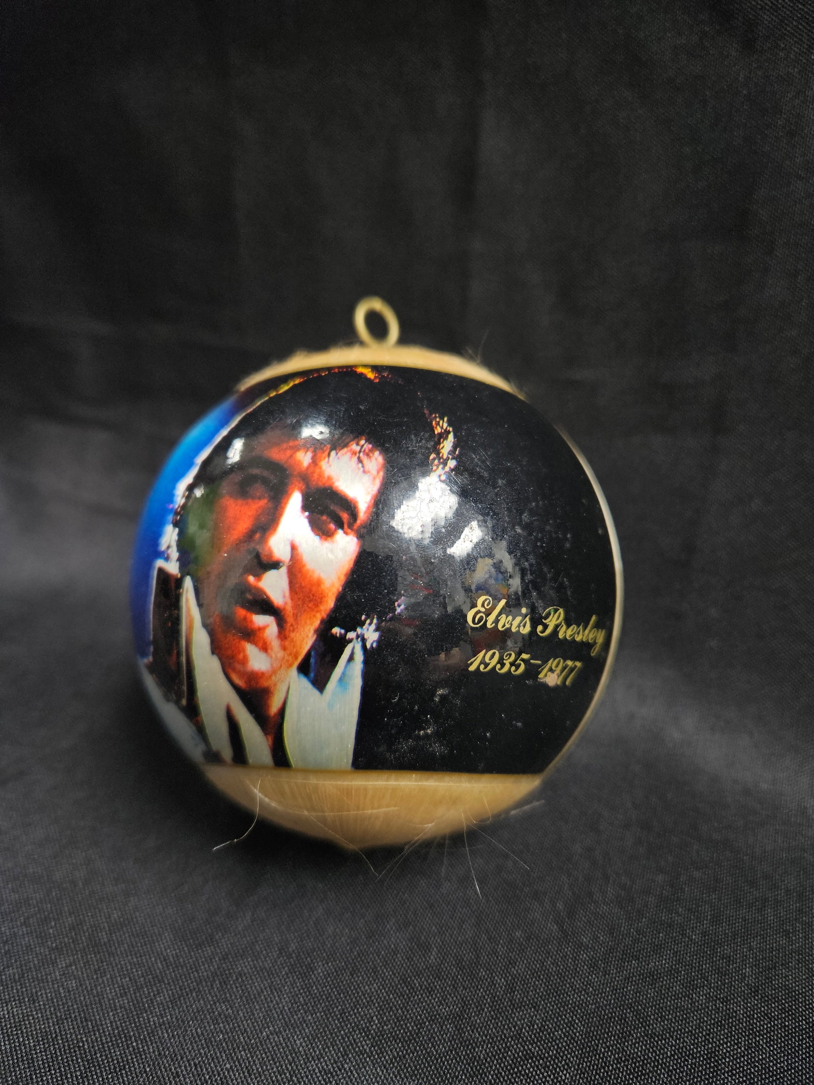 Elvis Presley Christmas Ornament: Elvis Presley Christmas Ornament. Features an image of Elvis Presley with 'Elvis Presley 1935-1977'. Likely vintage. approx 3 in diameter