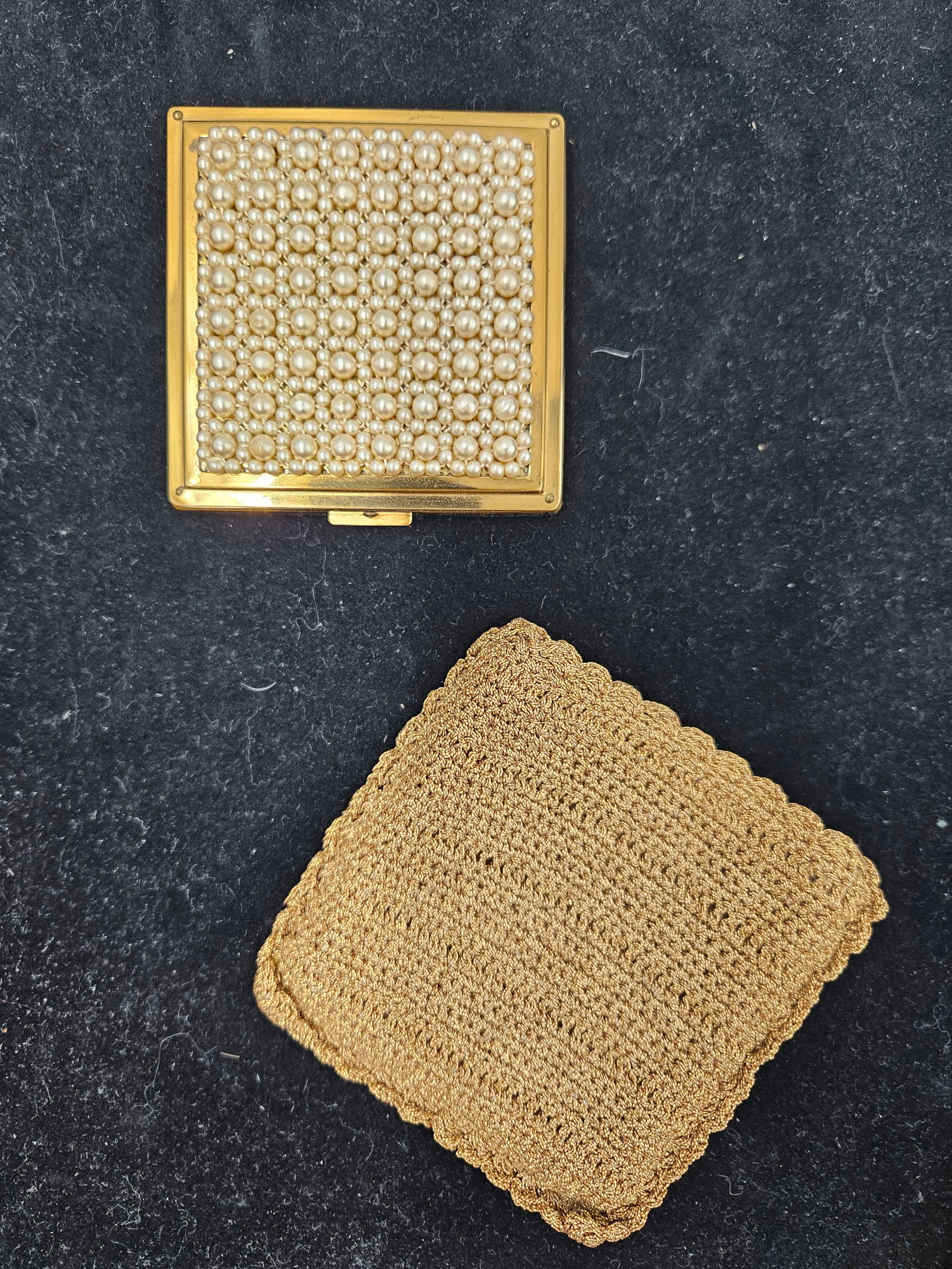 Vintage Gold-Tone Compact with Pearl Design (1 of 6)
