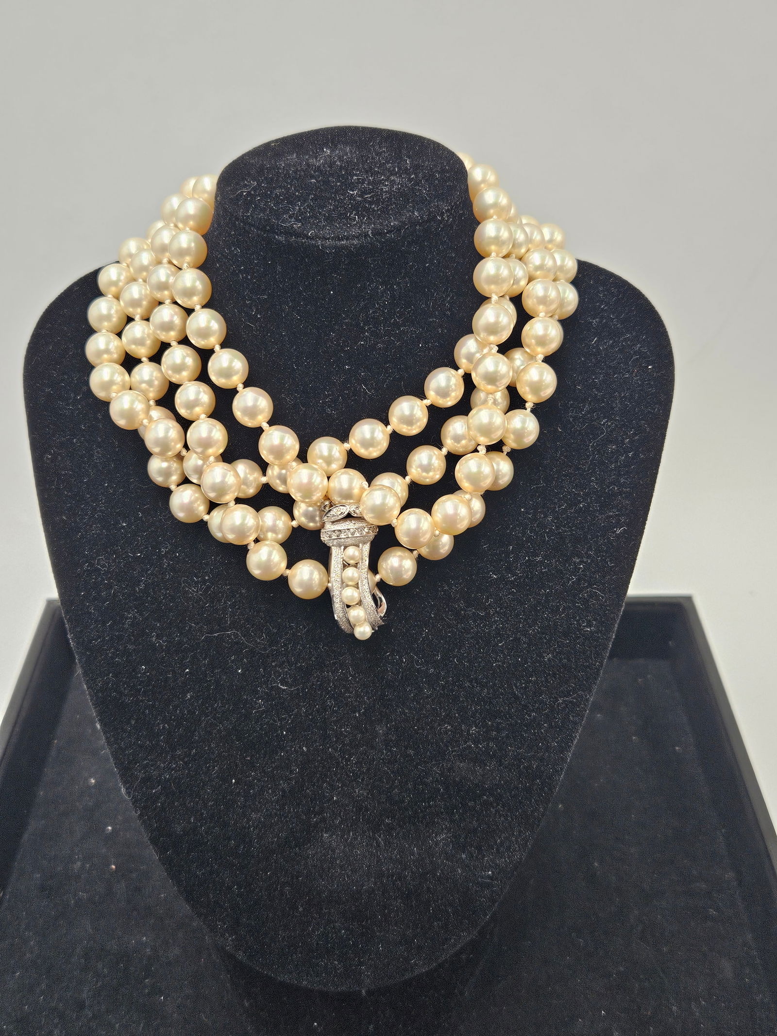 Majorica Cultured Pearl Necklace with Stone Clasp: A Majorica cultured pearl necklace featuring a strand of cream-colored pearls. Includes original box and paperwork.