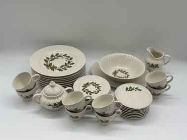 SCT Japan Holly Wreath Dinnerware Set (36 Pieces)