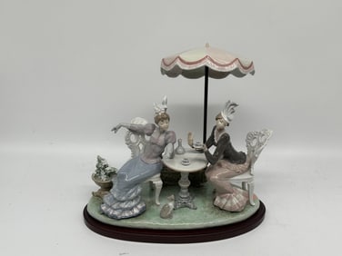 "Café de Paris" Retired Lladro Figurine