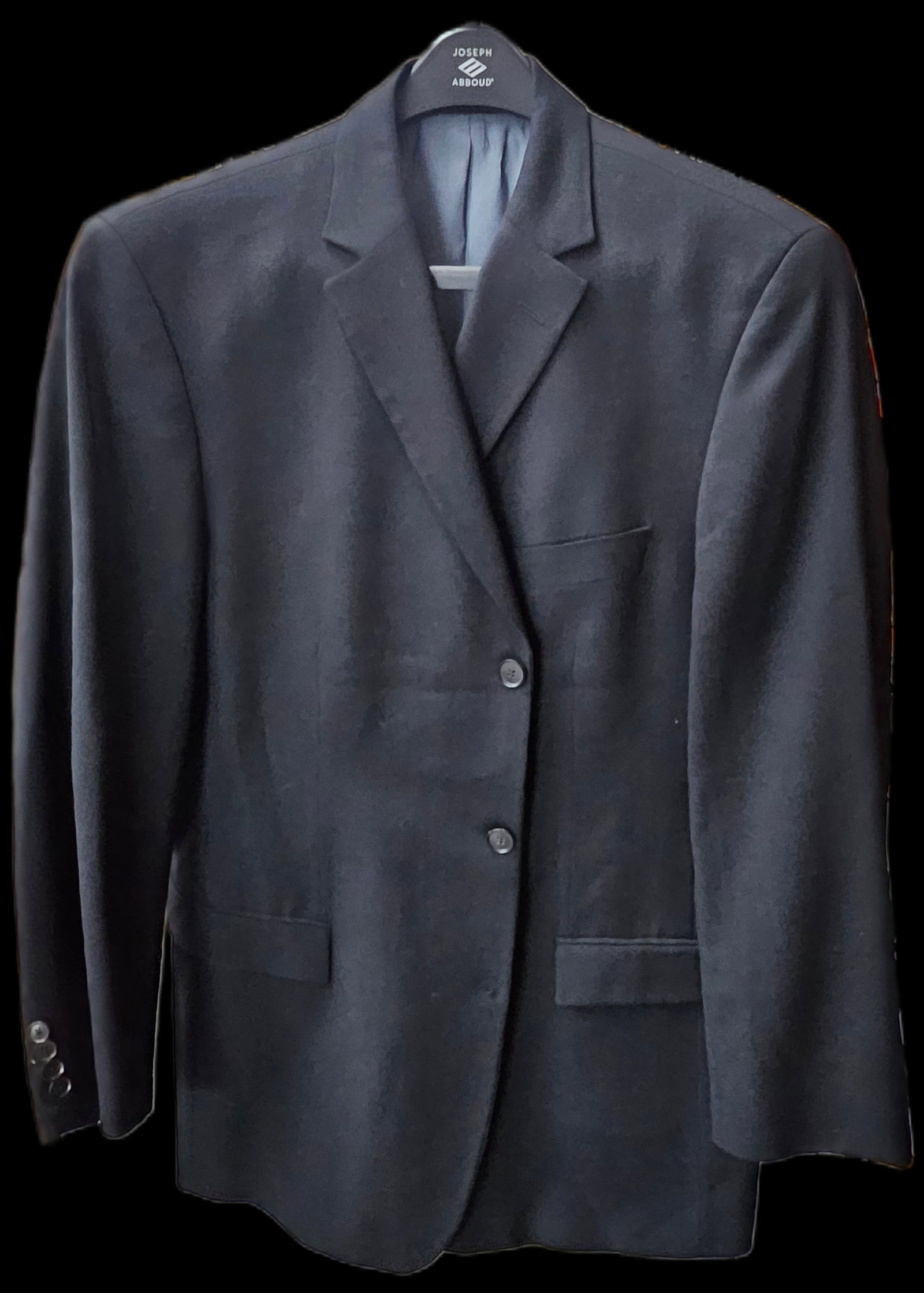 Hugo Boss Men’s Blazer Size 44 Regular: Sophisticated Hugo Boss men’s black two-button blazer featuring a notched lapel, flap front pockets, and a single rear vent. Designed with a tailored silhouette that balances modern style and cl