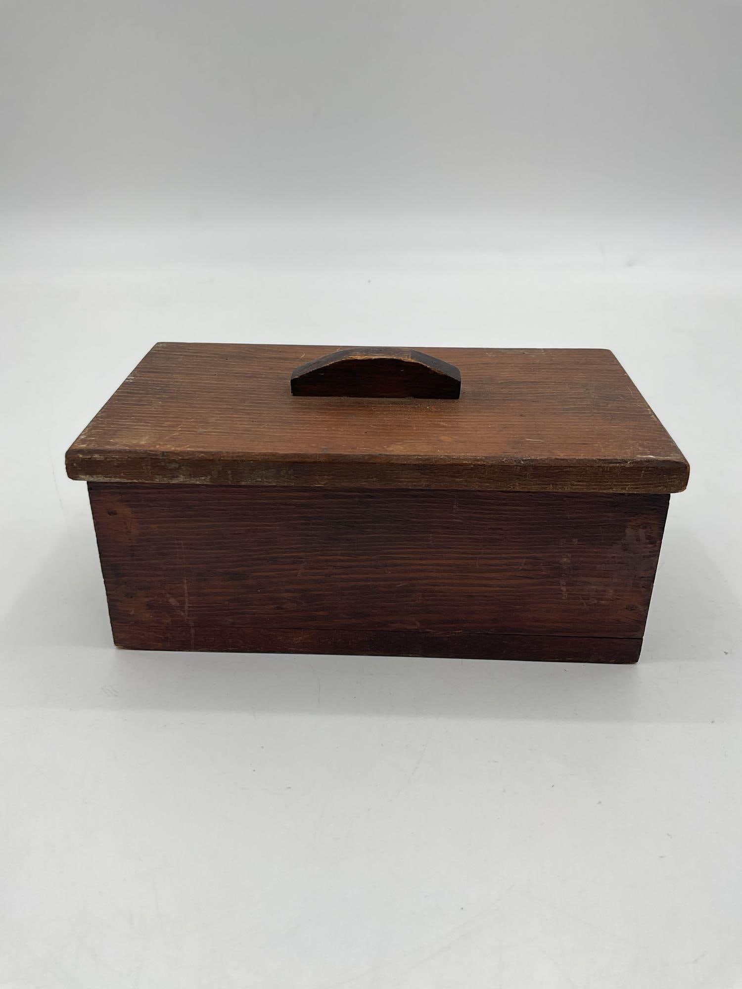 Small Primitive Wooden Box with Handle Lid (1 of 3)