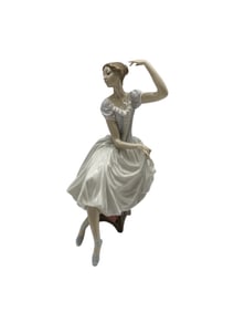 Lladro Classic Dance Seated Ballerina Figurine 5516