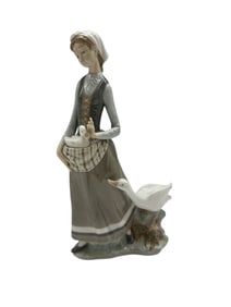 Lladro Girl with Goose En el Corral Porcelain Figurine 4815
