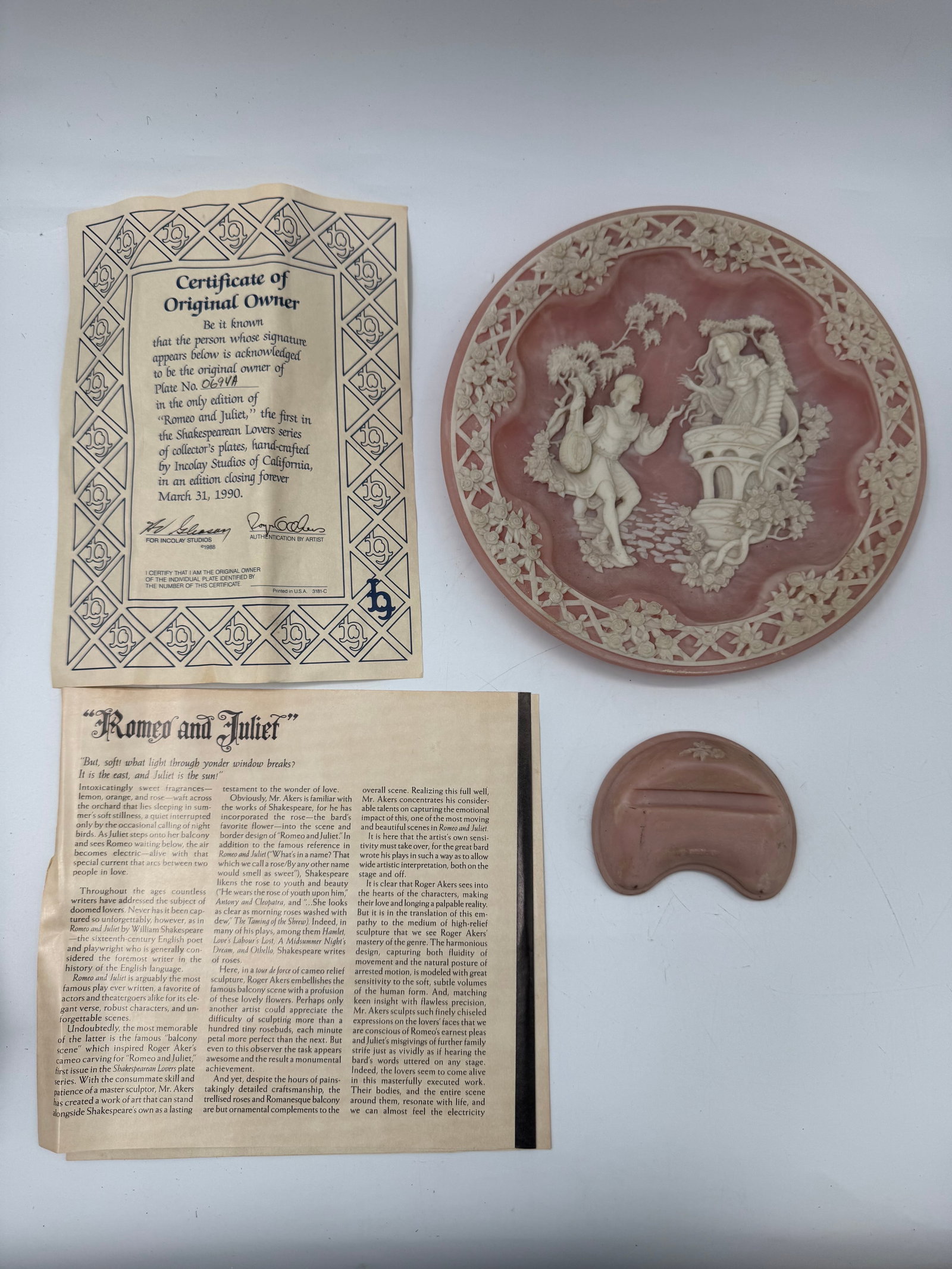 Franklin Mint Romeo & Juliet Plate, Shakespearean Lovers Series: Franklin Mint Romeo & Juliet plate from the Shakespearean Lovers series. Includes original box, certificate of authenticity, and informational pamphlet. Plate is approximately 8.5 inches in diamet