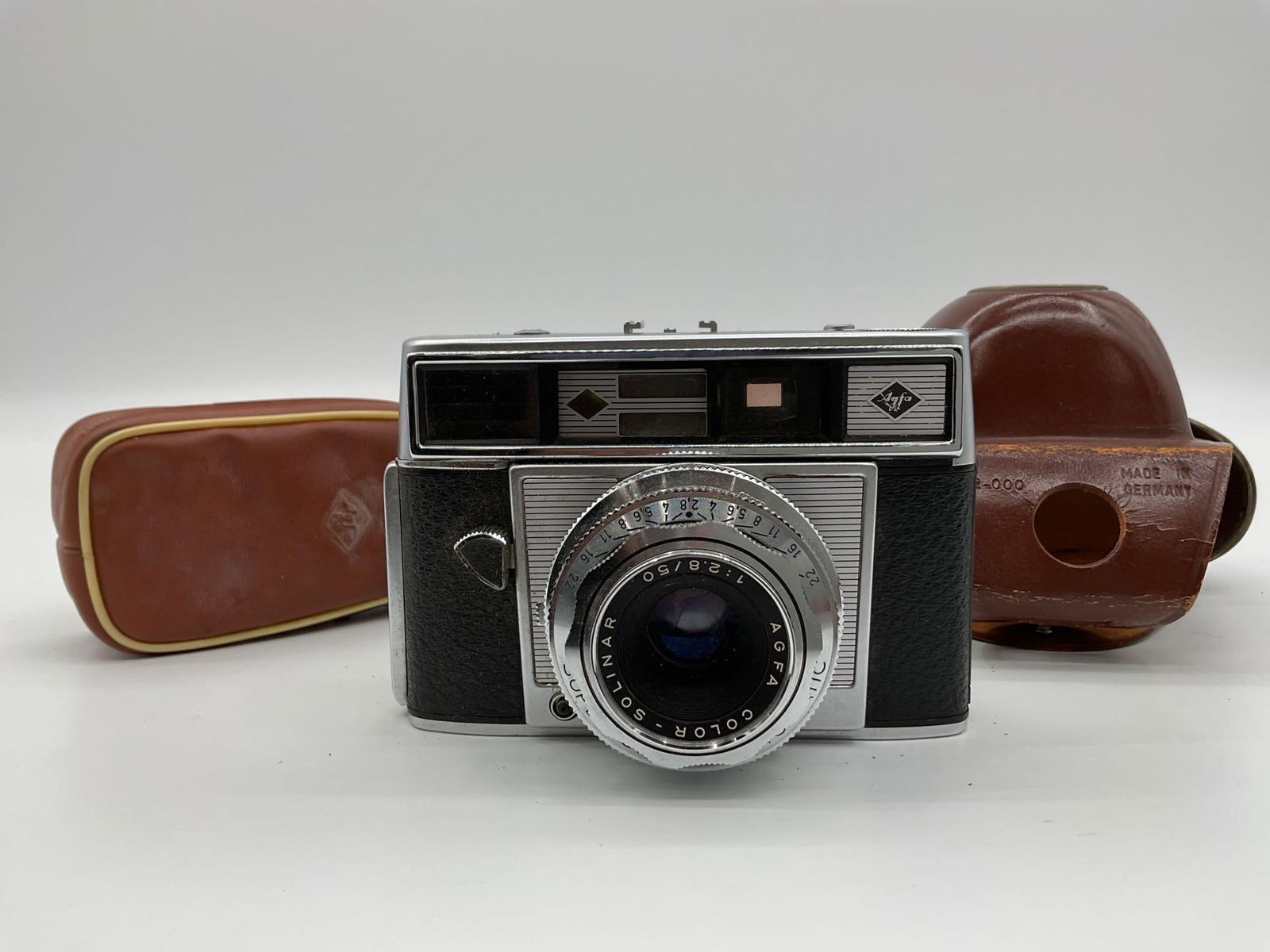 Vintage Agfa Optima 1a 35mm Film Camera with Case: Vintage Agfa Optima 1a rangefinder-style 35mm film camera, made in Germany. Features a Color-Solinar 45mm f/2.8 lens and automatic exposure system. Included is the original fitted leather case and
