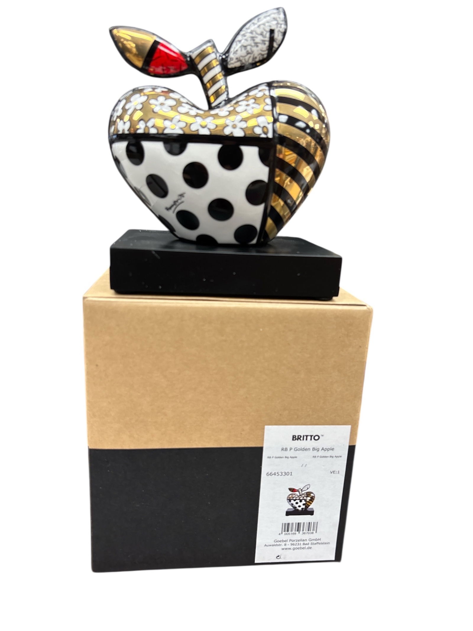 Romero Britto: "Golden Big Apple" Goebel Porcelain Figurine, New in Box, Real Gold Decor: Auction Description This is an opportunity to acquire a stunning piece of contemporary Pop Art: the "Golden Big Apple" sculpture by world-renowned Brazilian-American artist Romero Britto. Cr