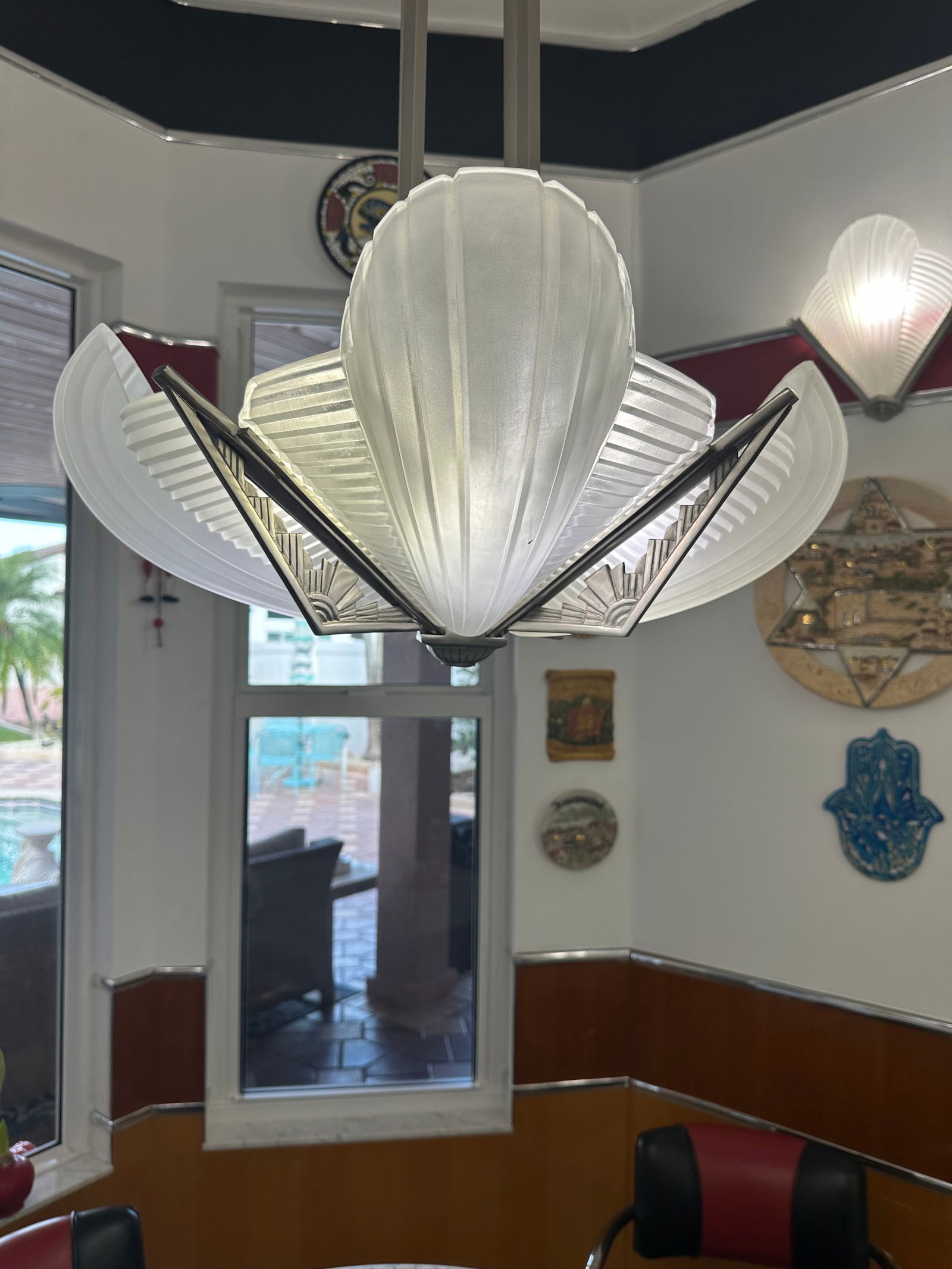1930s Degue French Art Deco Frosted Glass Chandelier: Description: Degue Art Deco frosted glass chandelier, from 1930s, in excellent condition. This item is currently installed on location. We have received quotes from 3rd party companies of r