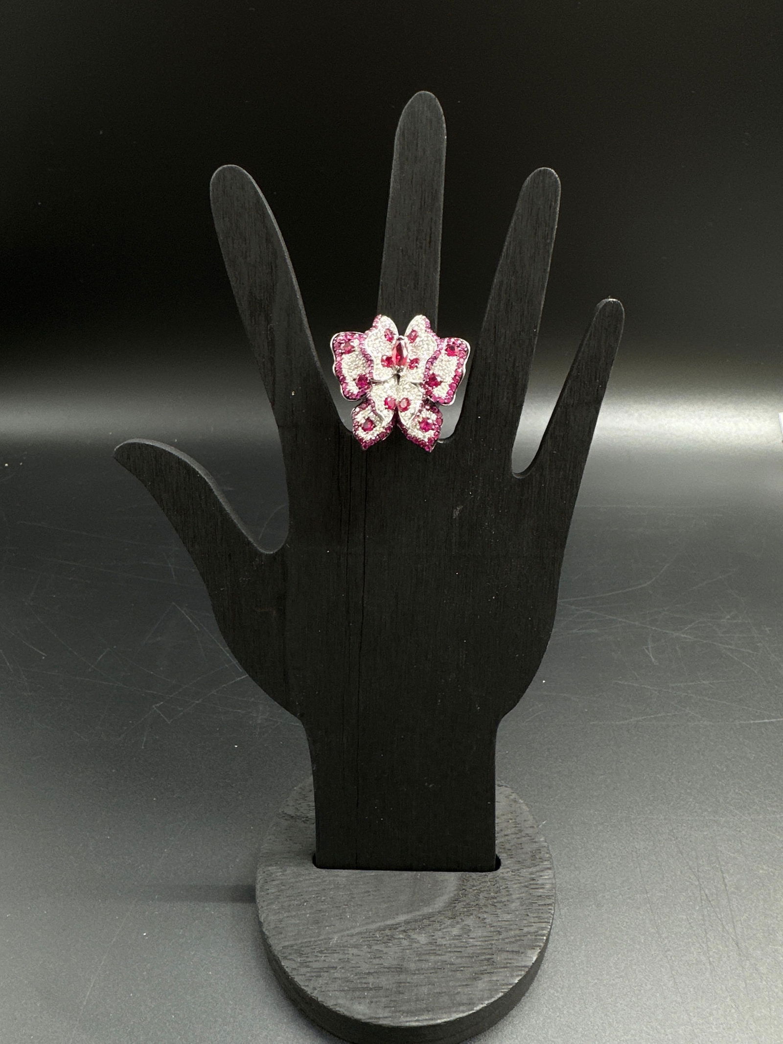 18kt White Gold Butterfly Ring with Diamonds, Rubys, and Pink Sapphires.: Striking 18kt white gold butterfly-shaped ring featuring 4.54 ct pink sapphire, 0.76 ct ruby, and 2.4 ct diamonds in prong settings. Unique design, excellent condition. A must-have for luxury buyersSi