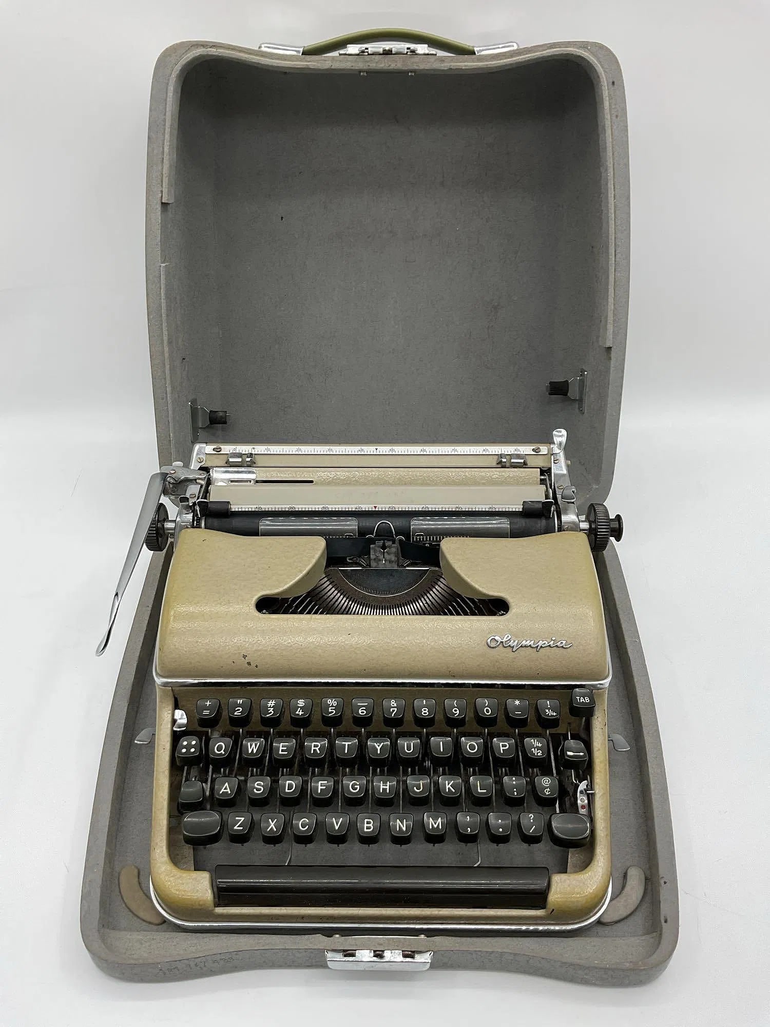 Olympia SM3 Portable Typewriter with Carrying Case (1 of 3)