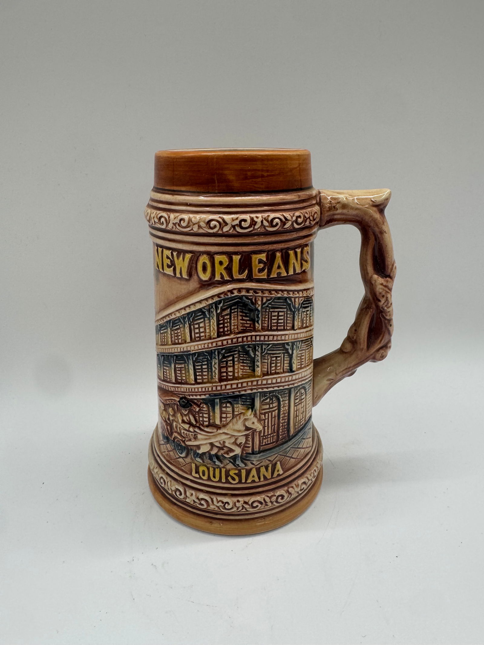 New Orleans, Louisiana Souvenir Beer Stein with French Quarter Street Scene: Vintage New Orleans souvenir beer stein featuring a detailed high-relief French Quarter street scene with balconied buildings, horse-drawn carriage, and “NEW ORLEANS – LOUISIANA” in