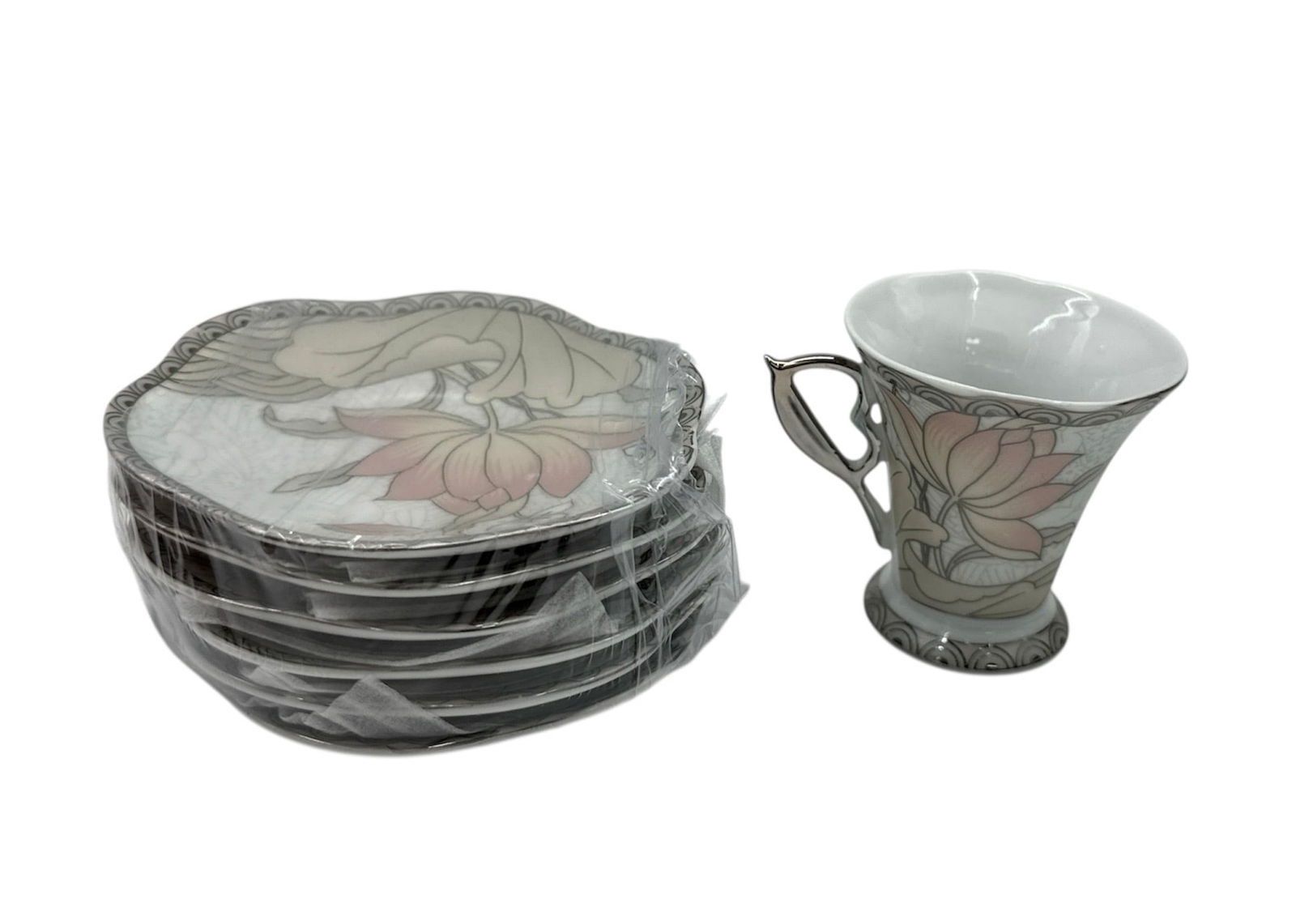 D’Lusso Fine Porcelain Demitasse Set – 6 Cups & 6 Plates in Original Box: This elegant D’Lusso fine porcelain demitasse set includes six small cups and six matching plates, presented in the original fitted presentation box. The set features a refined decorative motif