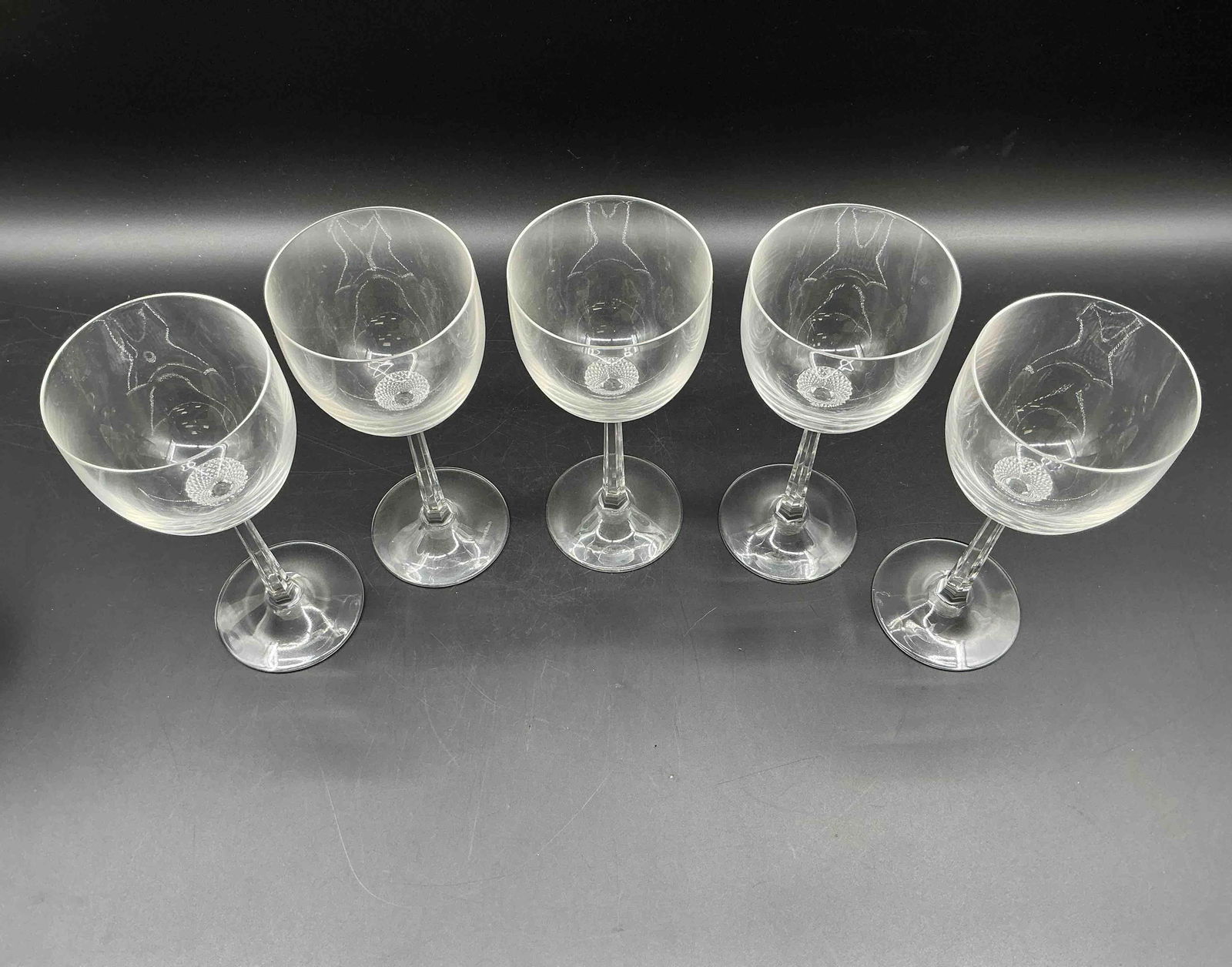 Set of 5 Villeroy & Boch Etched Crystal Coupe Glasses with Textured Base (1 of 7)