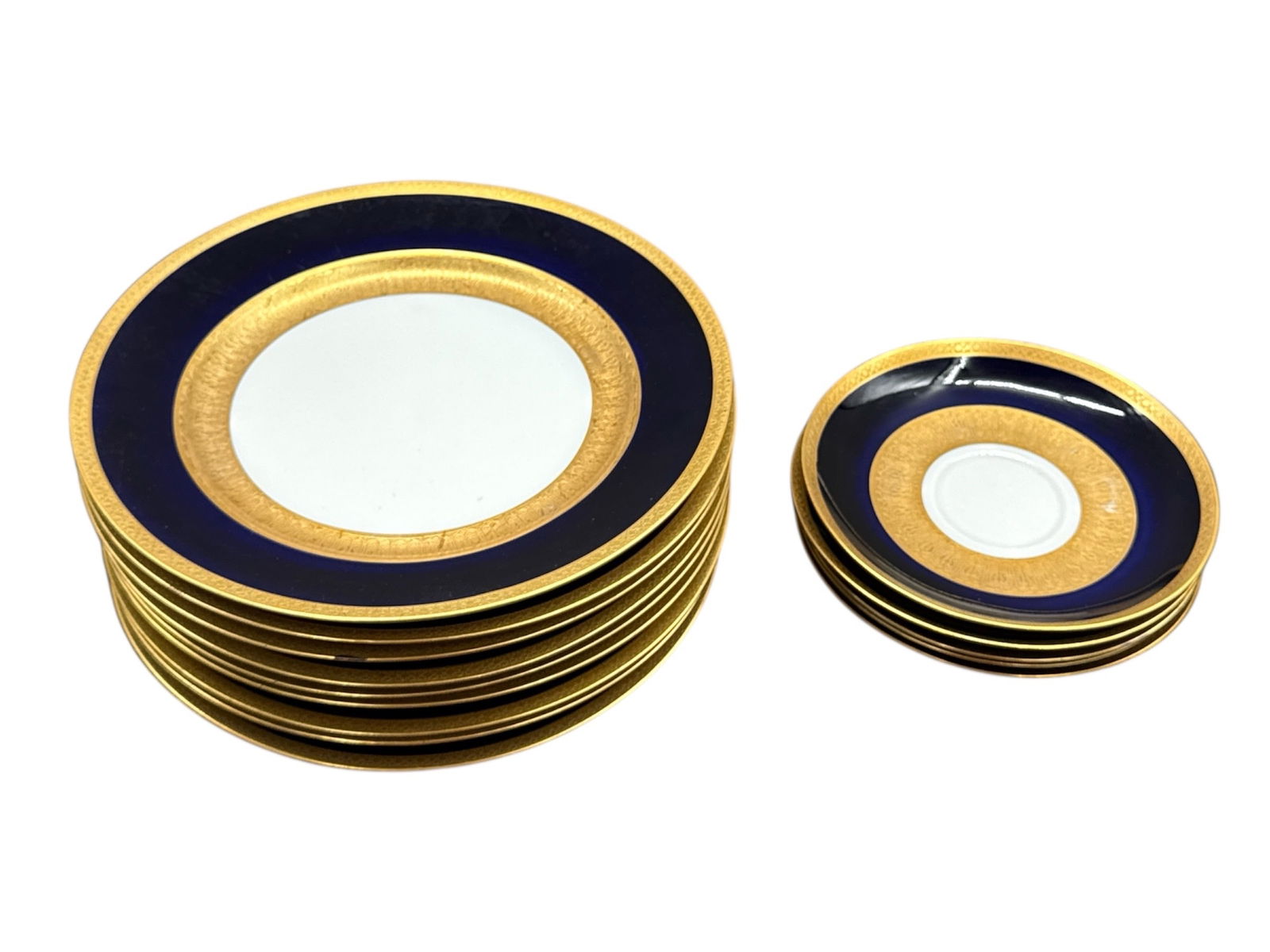 Union T Czechoslovakia Porcelain Plates with Cobalt and Gilt Borders Set of 14: Elegant set of vintage porcelain plates by Union T, made in Czecho-Slovakia, featuring deep cobalt blue borders accented with broad gilt bands. A classic and refined design ideal for formal dining,