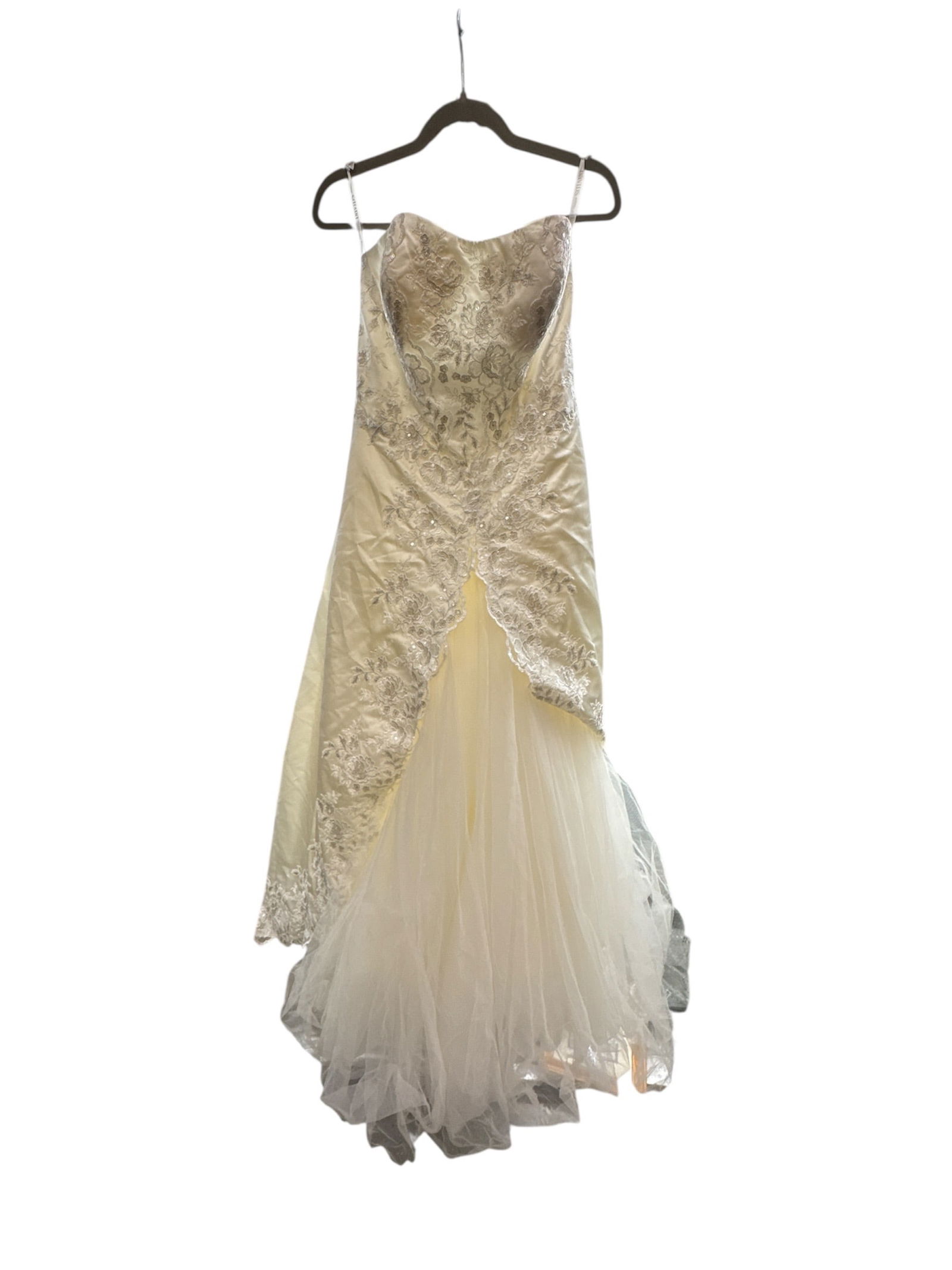 David’s Bridal Lace and Tulle Strapless Wedding Gown Size 14: Strapless wedding gown by David’s Bridal featuring an ivory lace bodice with floral detailing and a layered tulle skirt. The fitted upper silhouette flows into a soft, romantic skirt with