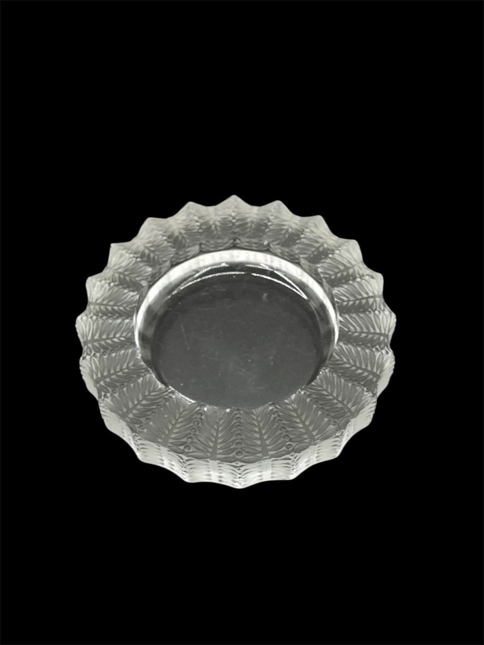 Lalique Jamaique Crystal Ashtray: Elegant Lalique Jamaique crystal ashtray crafted in frosted and clear crystal, featuring the distinctive repeating leaf motif characteristic of the Jamaique pattern. The circular form is designed with