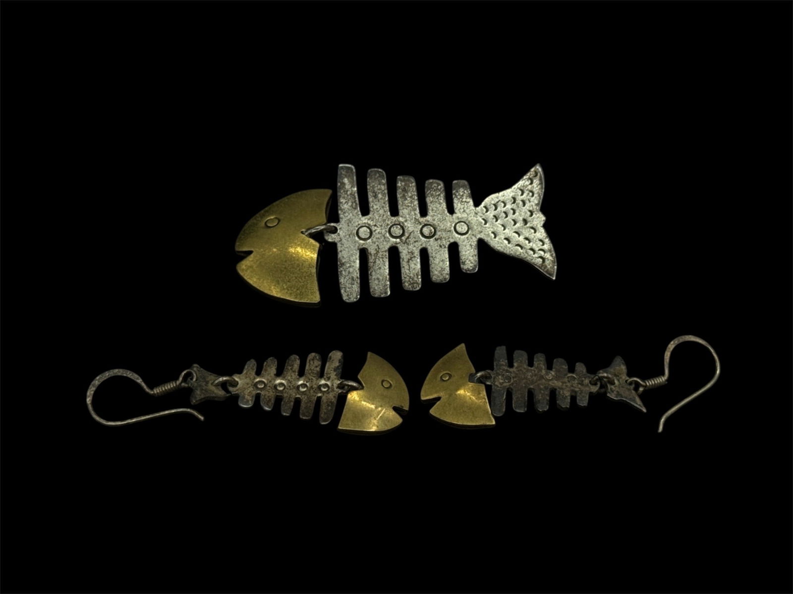 Sterling Silver & Brass Fish Skeleton Jewelry Set – Taxco Mexico: Unique vintage jewelry set featuring a large articulated fish skeleton brooch and matching dangling fish skeleton earrings. Crafted in mixed metals with oxidized sterling silver bodies and brass head