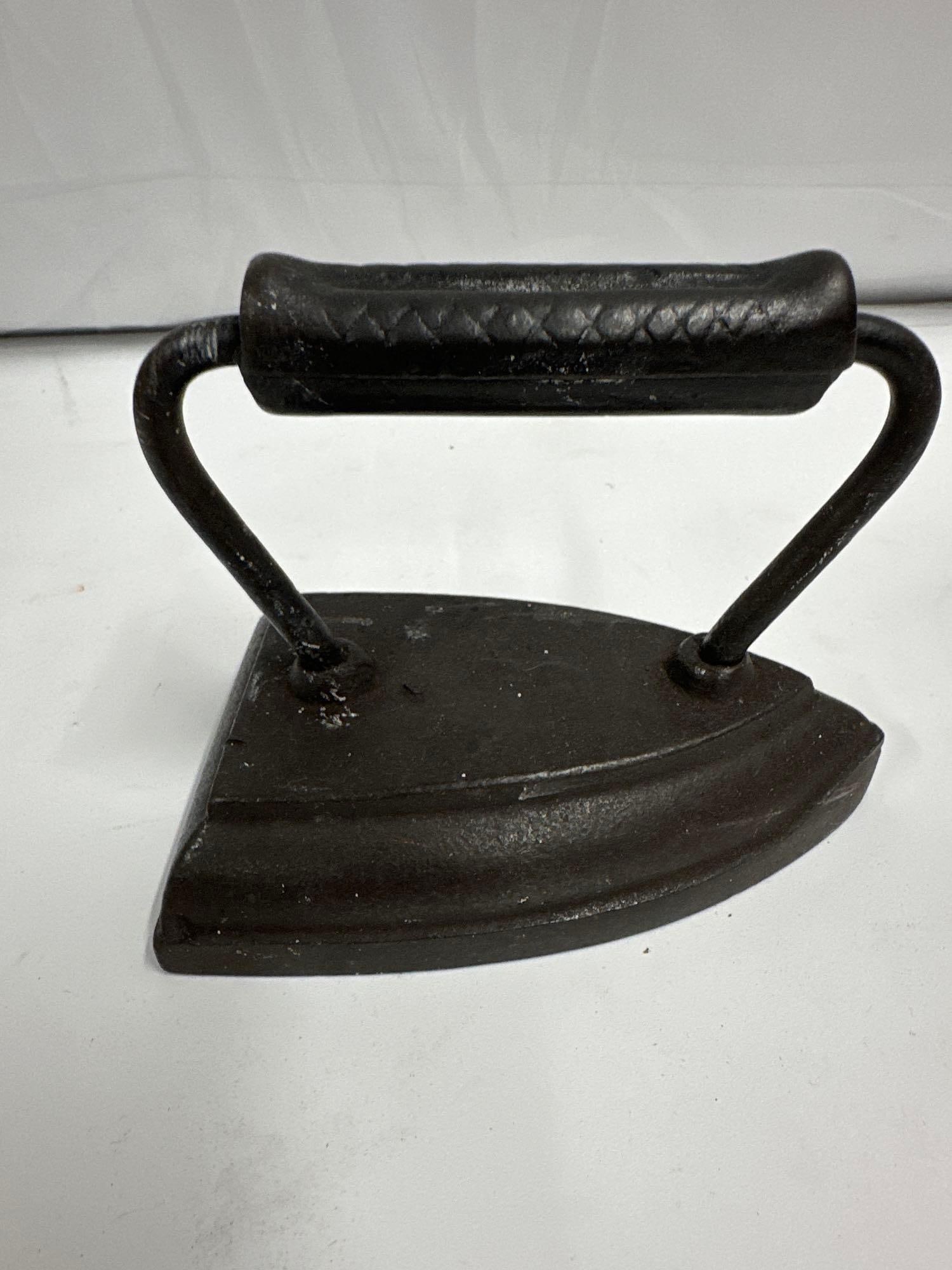 Vintage Antique Cast Sad/Flat Iron: This is an antique cast iron sad iron, a type of early pressing iron that was heated on a stove or open flame before use. These were commonly used in the 19th and early 20th centuries before electric