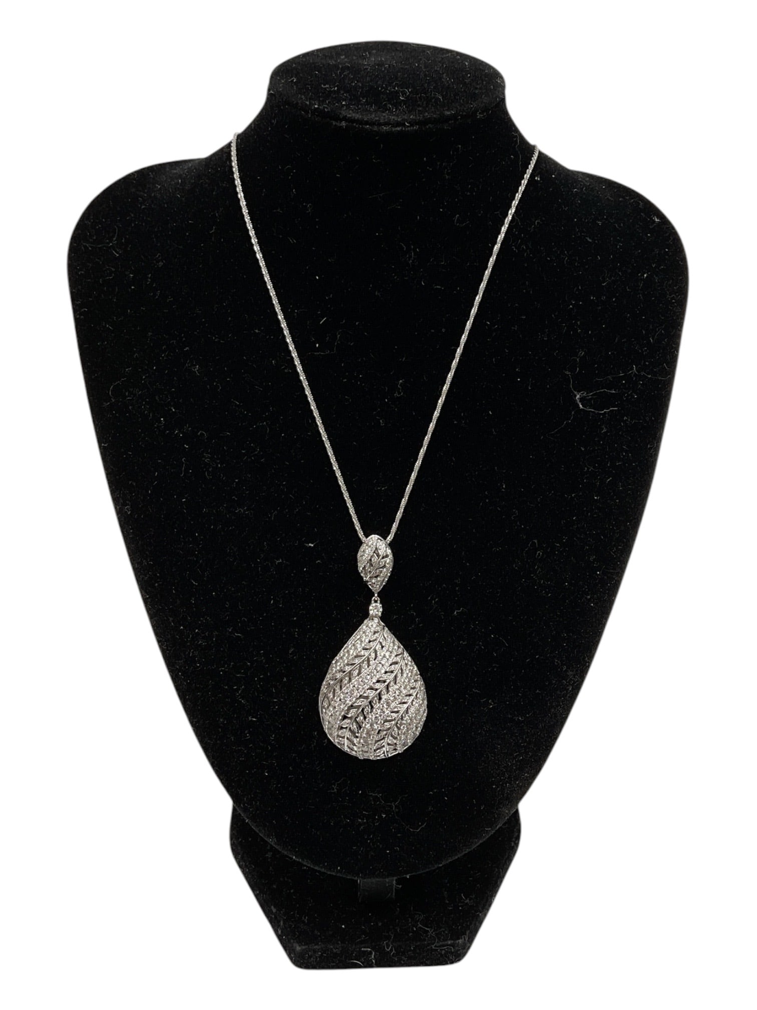 Diamond Pendant Necklace with Leaf Motif Design: An elegant diamond pendant necklace featuring an openwork teardrop-form pendant with a sweeping leaf motif design. The pendant is adorned with numerous diamonds arranged in flowing foliate patterns, s